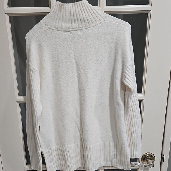 L.L. Bean Soft Cream Turtleneck Sweater S Petite - Picture 7 of 9